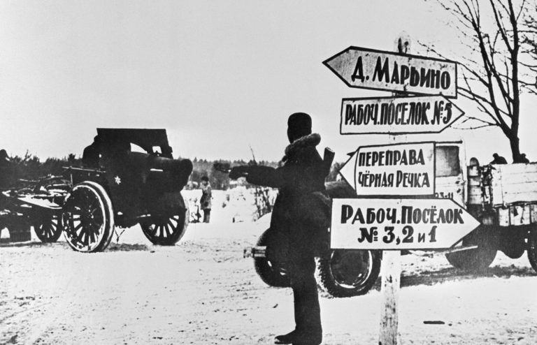 Регулировщик на перекрёстке