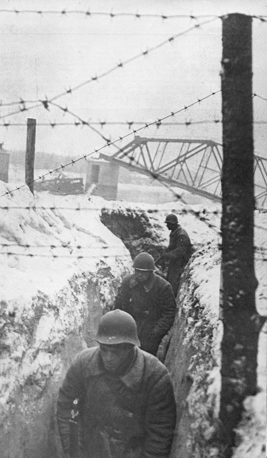 Советские солдаты в окопах у Кузьминского моста